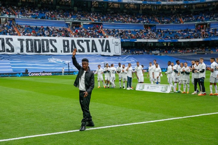 Todo el Bernabéu arropó a Vinicius tras los ataques racistas