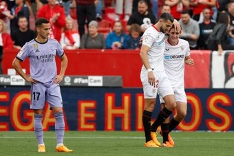 El delantero del Sevilla FC, Rafa Mir. celebra con su compañero Manu Bueno el 1-0 ante el Real Madrid. EFE/Julio Muñoz