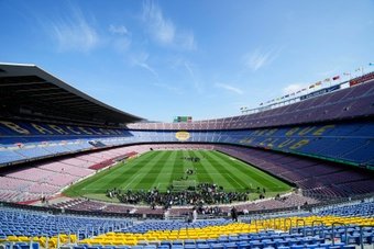 El Barcelona realizó un acto simbólico en el que se despidió del Spotify Camp Nou. La entidad azulgrana enterró bajo el césped una caja en la que colocó determinados objetos para guardar los recuerdos hasta que concluyan las reformas del nuevo estadio 'culé' a finales de 2024.