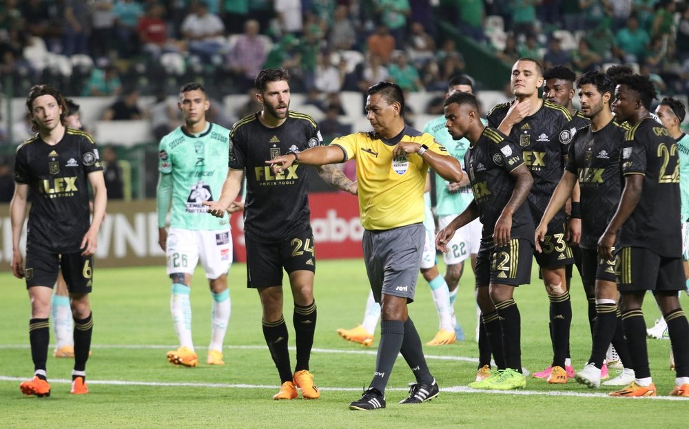 Los Angeles FC, primero, se mide al segundo, el Seattle Sounders, en la Conferencia Oeste. EFE