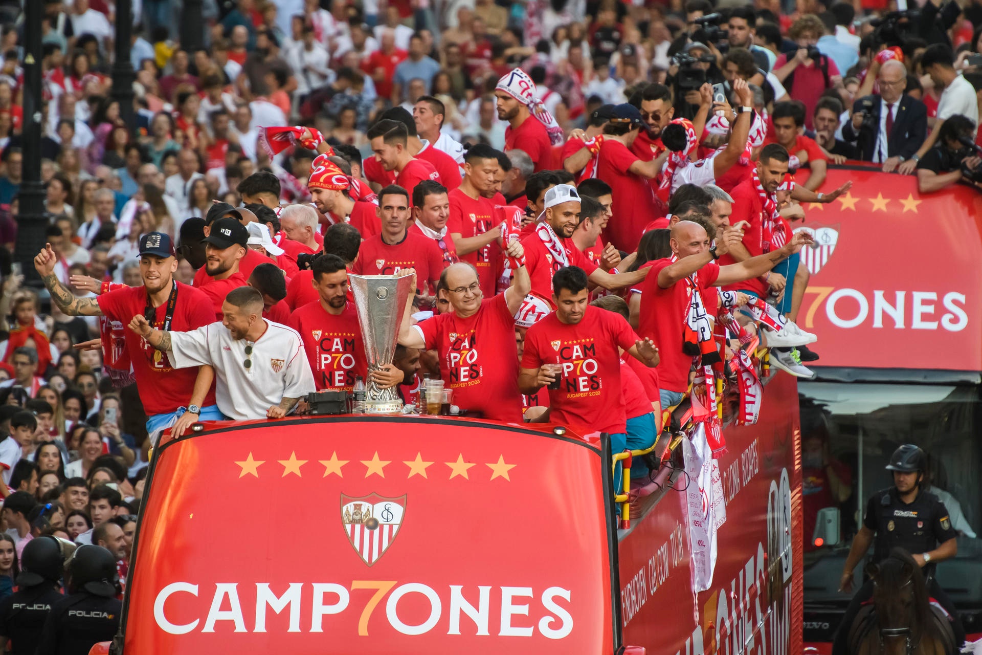 Los jugadores del Sevilla FC, junto a los directivos y cuerpo técnico, celebran la conquista de la séptima Europa League. EFE/ Raúl Caro