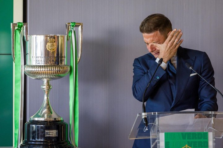 El capitán del Real Betis, Joaquín Sánchez, emocionado en el acto de despedida que se le hizo en la ciudad deportiva del club. EFE/ Julio Muñoz