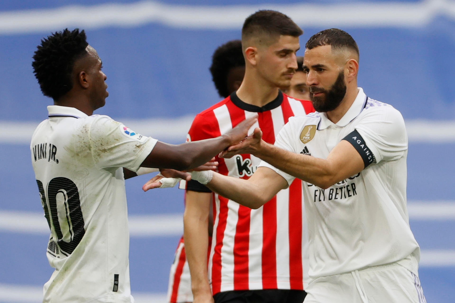 Karim Benzema plays host to Real Madrid, the club where he triumphed and won the most. The French striker visited his teammates and left a message for all the Vinicius fans.