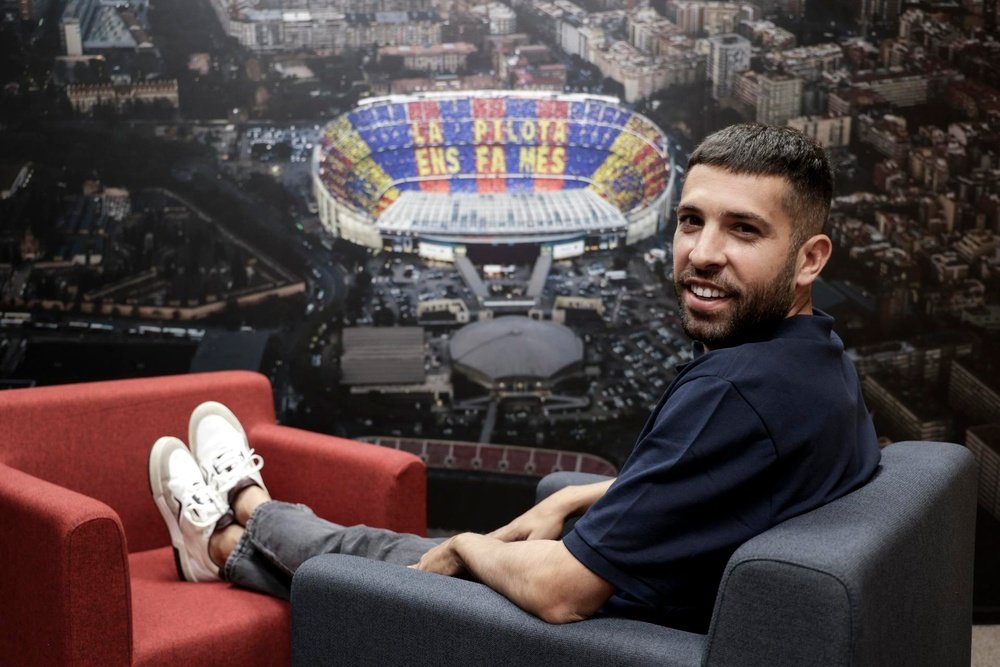 Barcelona offered Jordi Alba to stay at the club. EFE