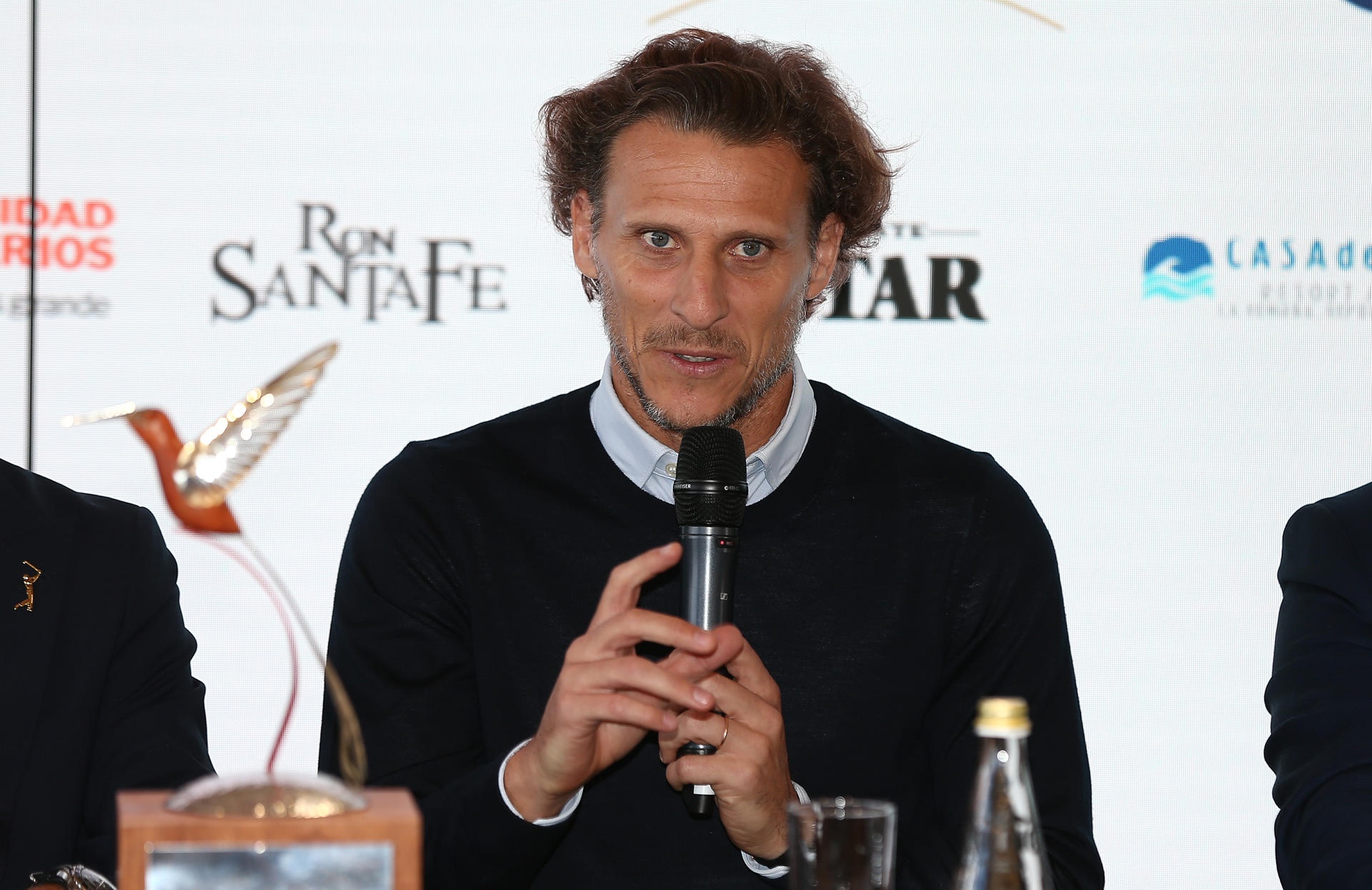 Forlán debuta profesionalmente en el tenis y pierde 6-1 y 6-2. EFE