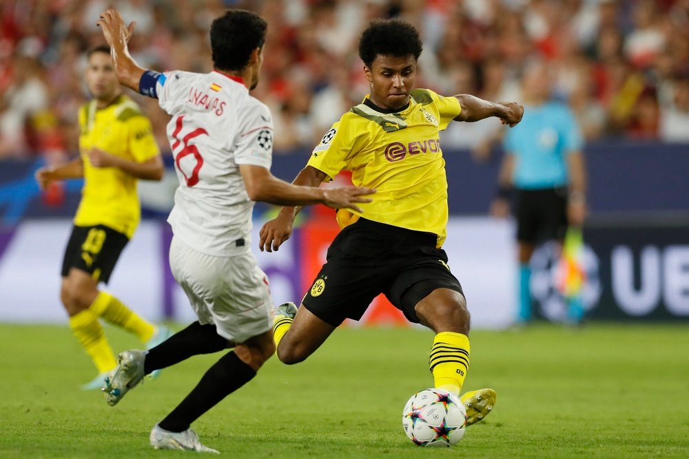 Adeyemi (R) is on Real Madrid's radar. EFE