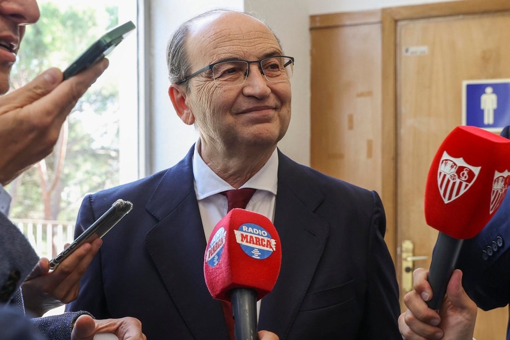 El presidente del Sevilla FC, Pepe Castro (c), atiende a los medios de comunicación durante la gala de entrega de las placas y medallas de la Real Orden del Mérito Deportivo (ROMD), este jueves en el Instituto Nacional de Educación Física (INEF) de Madrid. EFE/ Kiko Huesca