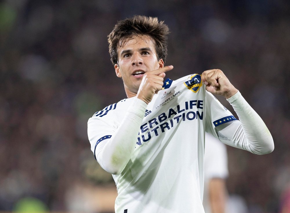 Riqui Puig, decisivo en el derbi con el primer gol y asistencia de su carrera. EFE