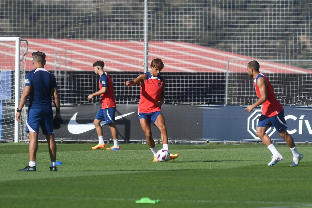 Joao Felix's reunion with Diego Simeone was frosty. EFE
