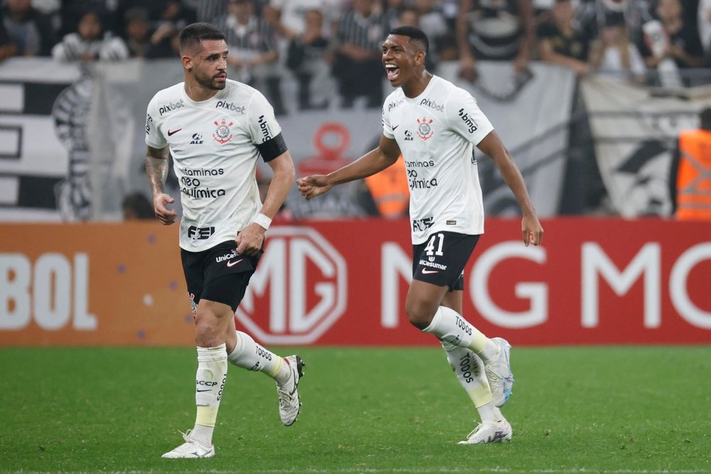 Corinthians anuncia as saídas de Gil, Giuliano e Renato Augusto. EFE