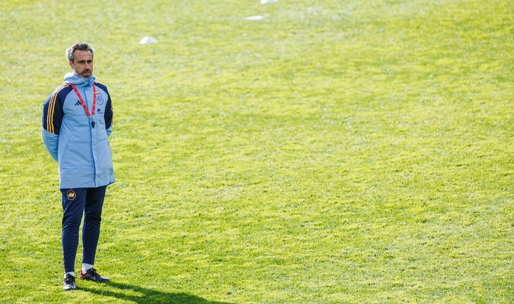 Vilda se queda solo: dimite gran parte de su cuerpo técnico. EFE