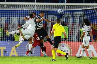 El legendario Óscar Cardozo materializó en el minuto 88 el gol de la victoria de Libertad sobre Tigre, en su duelo de ida por los 1/16 de final de la Copa Sudamericana. Los paraguayos tuvieron que remontar y ahora les toca rematar la eliminatoria en Argentina, donde hay mucho por decir.