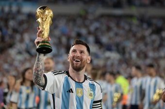 Nasser Al Khealifi ha risposto alle provocazioni di Lionel Messi, il quale aveva accusato il PSG di non averlo omaggiato per la vittoria del Mondiale, affermando che il club ha preferito svolgere i festeggiamenti in privato per rispettare i tifosi francesi.