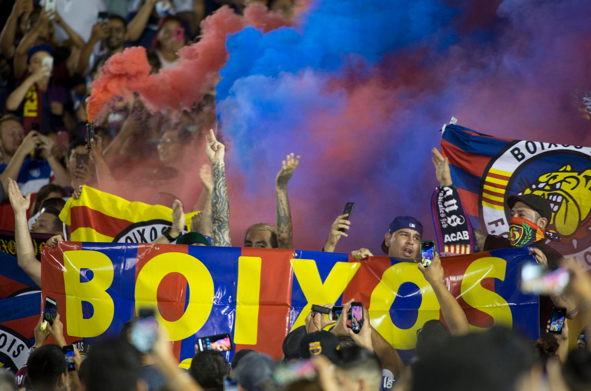 Barca announced that it will promote the creation of a new supporters' stand. EFE