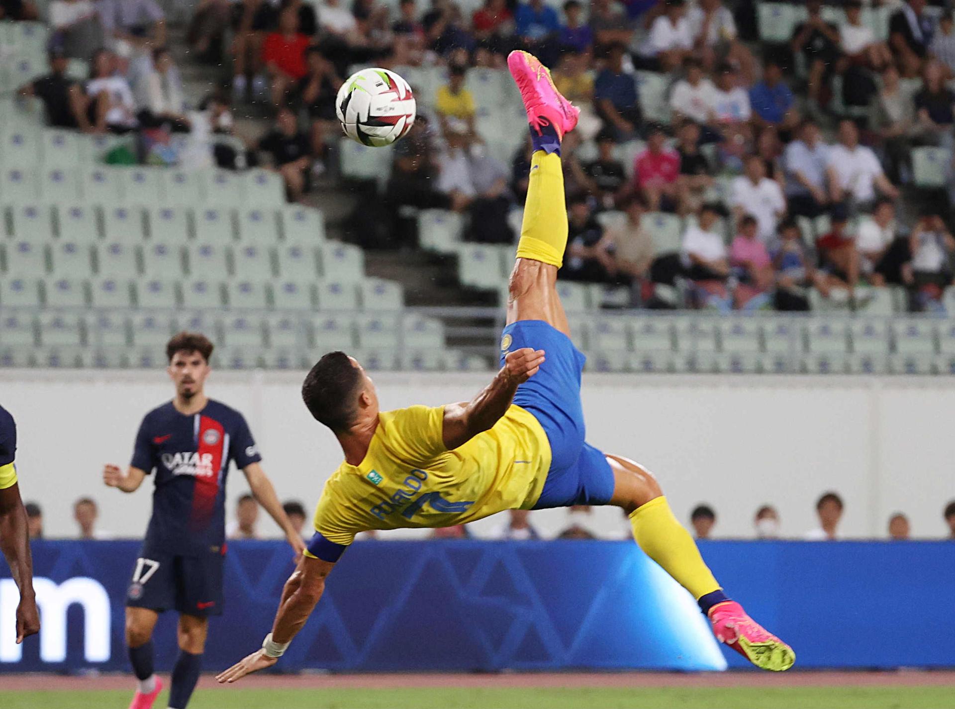 Cristiano Ronaldo nearly scores bicycle kick on Al-Nassr debut! 