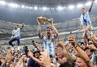 Lionel Messi è tornato in Argentina per giocare due importanti incontri con la propria Nazionale. Il capitano dell'Albiceleste scenderà in campo contro Ecuador e Bolivia per le qualificazioni ai prossimi Mondiali. Durante il match, il campione del mondo indosserà delle speciali nuove scarpe.