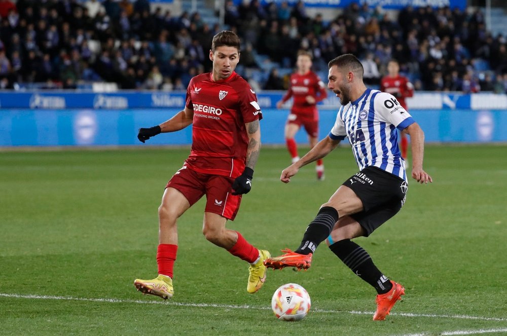 El centrocampista del Alavés Luis Rioja (d) controla el balón junto a Gonzalo Montiel, del Sevilla, en una foto de archivo de David Aguilar. EFE