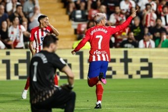 Chuva de gols em Vallecas! O Atlético de Madrid passou por cima do Rayo Vallecano por 7 a 0 e assumiu a vice-liderança do Campeonato Espanhol.