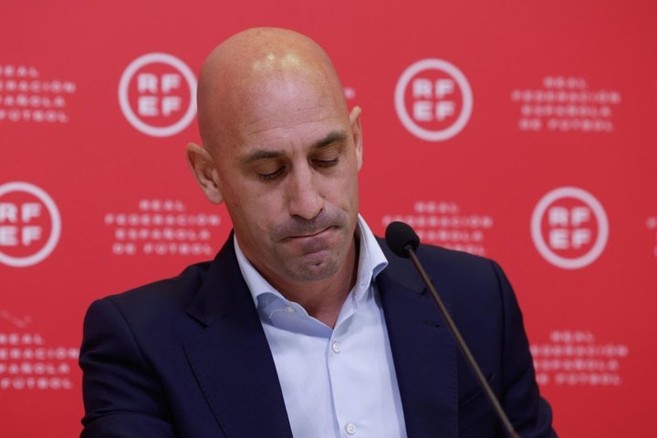 Rubiales, ya sin sueldo, mandó a la FIFA un vídeo en que Jenni bromea sobre el beso