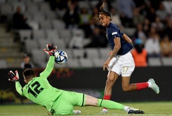 L'équipe de France espoirs de Thierry Henry est partie très fort dans les Éliminatoires de l'Euro U21 2025 en offrant un spectacle défensif et offensif face à la Slovénie (4-0). Le néo-parisien Bradley Barcola s'est offert un doublé.
