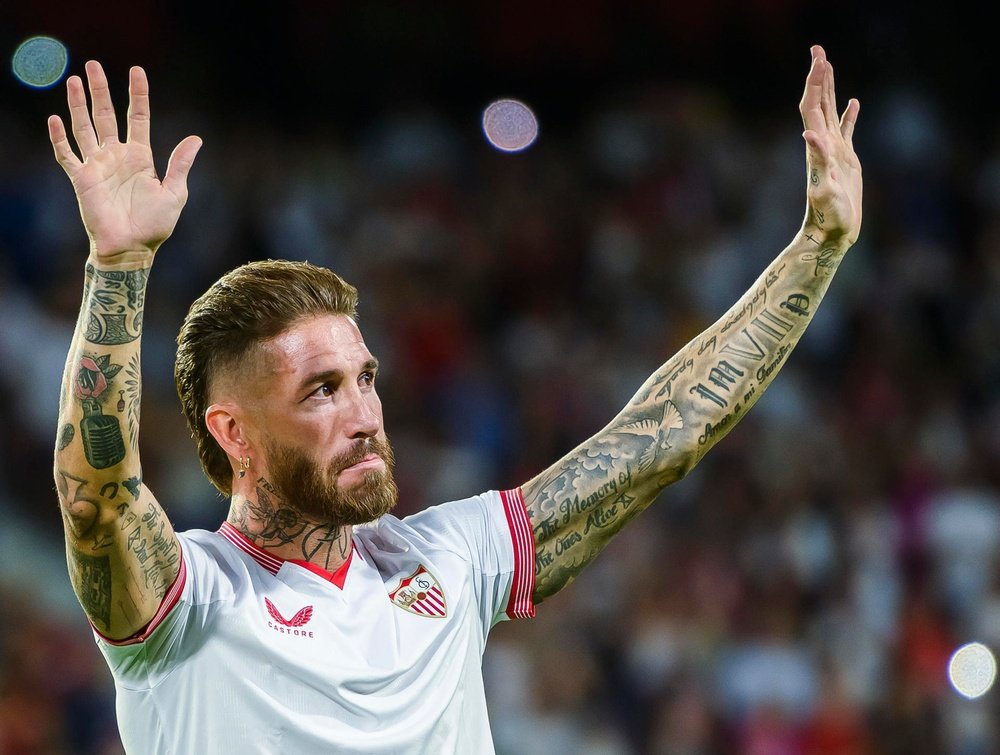 El central Sergio Ramos en su presentación como nuevo jugador del Sevilla FC esta tarde, en el estadio Ramón Sánchez Pizjúan de Sevilla. EFE/ Raúl Caro