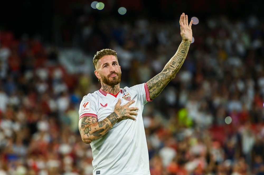El central Sergio Ramos en su presentación como nuevo jugador del Sevilla FC esta tarde, en el estadio Ramón Sánchez Pizjúan de Sevilla. EFE/ Raúl Caro