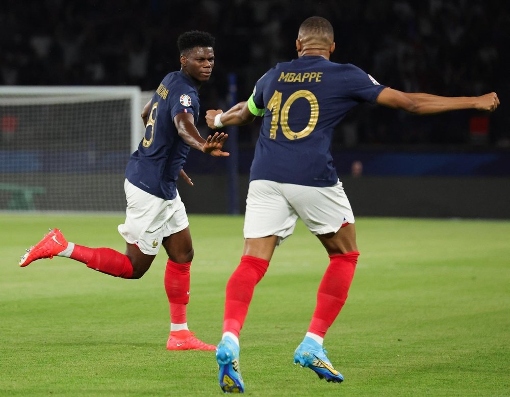 Francia mantiene fijo el rumbo a la Eurocopa. EFE