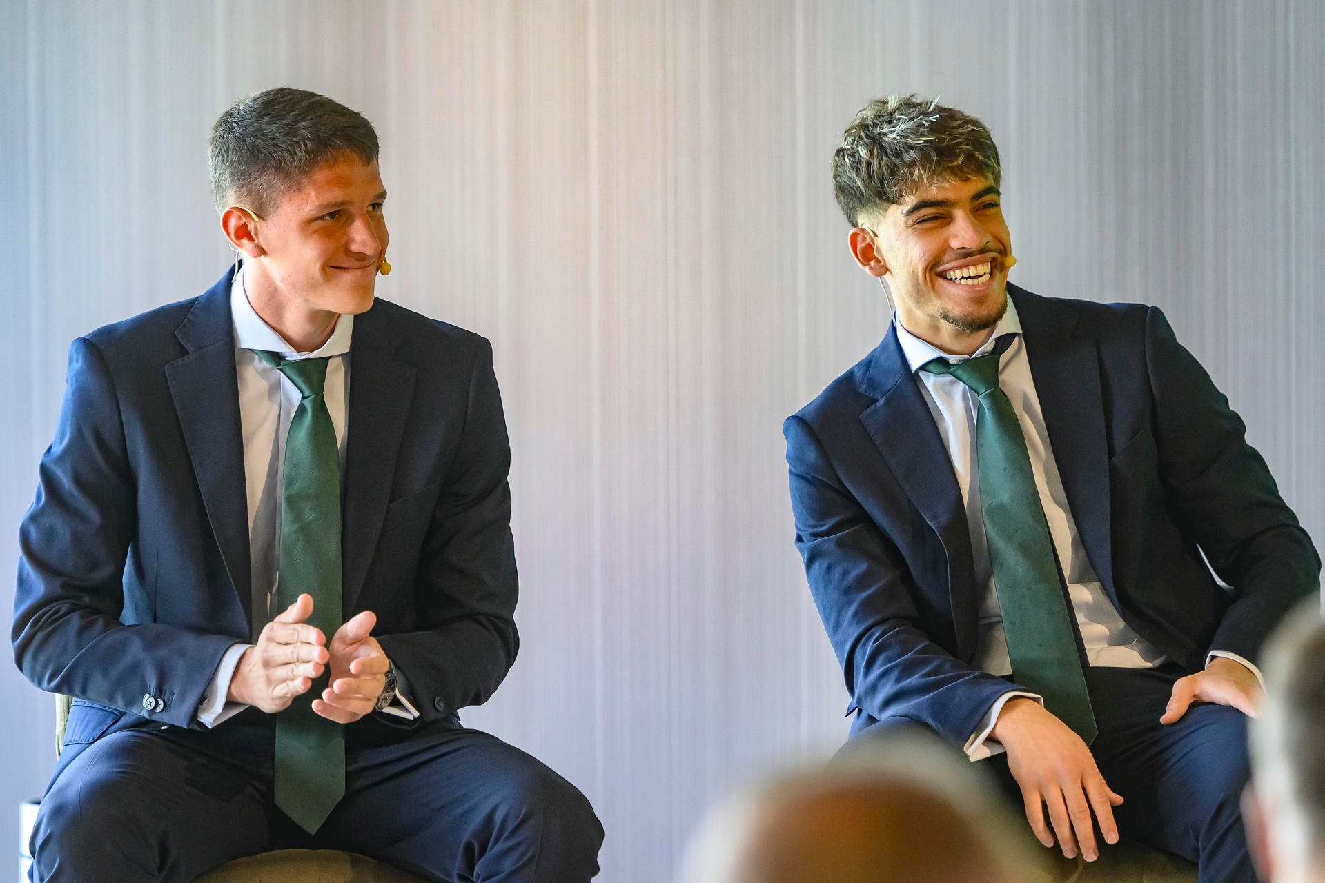 Los dos nuevos jugadores del Real Betis, el hispanomarroquí Ez Abde (d) y Sergi Altimira, durante su presentación en Sevilla. EFE/ Raúl Caro