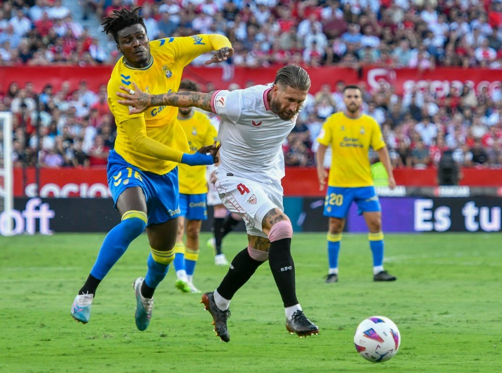 Sergio Ramos (d) del Sevilla FC y Sory Kaba del UD Las Palmas, disputan un balón durante el partido de liga correspondiente a la quinta jornada que se ha disputado en el estadio Ramón Sánchez Pizjúan de Sevilla. EFE/ Raúl Caro.