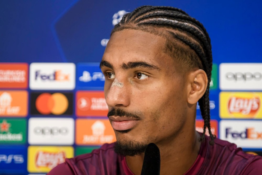 El central francés del Sevilla FC Loïc Badé, durante la rueda de prensa oficial en la ciudad deportiva del club sevillano previa al encuentro de la primera jornada del grupo B de la Liga de Campeones que juega ante el Lens. EFE/ Raúl Caro