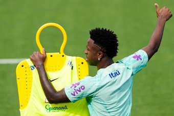 La Selección Brasileña anunció este sábado la convocatoria para los 2 próximos partidos de las Eliminatorias en la que aparece Vinicius, que vuelve tras su lesión muscular a finales de agosto. La 'Canarinha' le ha llamado después de que el Madrid confirmarse su regreso de cara al derbi.