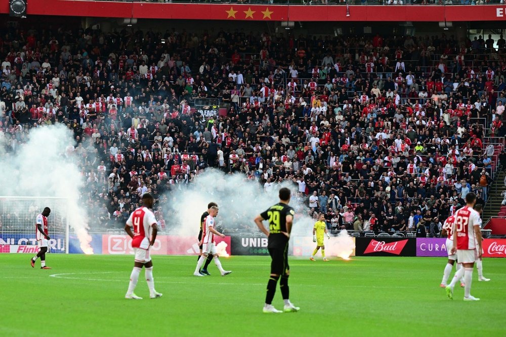 Le match Ajax-Feyenoord se terminera à huis-clos. EFE