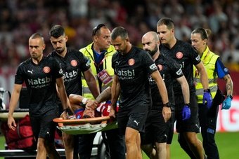 El Girona informó de la lesión del futbolista, aunque no se aventuró con el tiempo de baja: edema óseo en el maléolo tibial del tobillo derecho y rotura de la aponeurosis glútea izquierda. Se perderá el próximo choque, pero la evolución marcará la disponibilidad.
