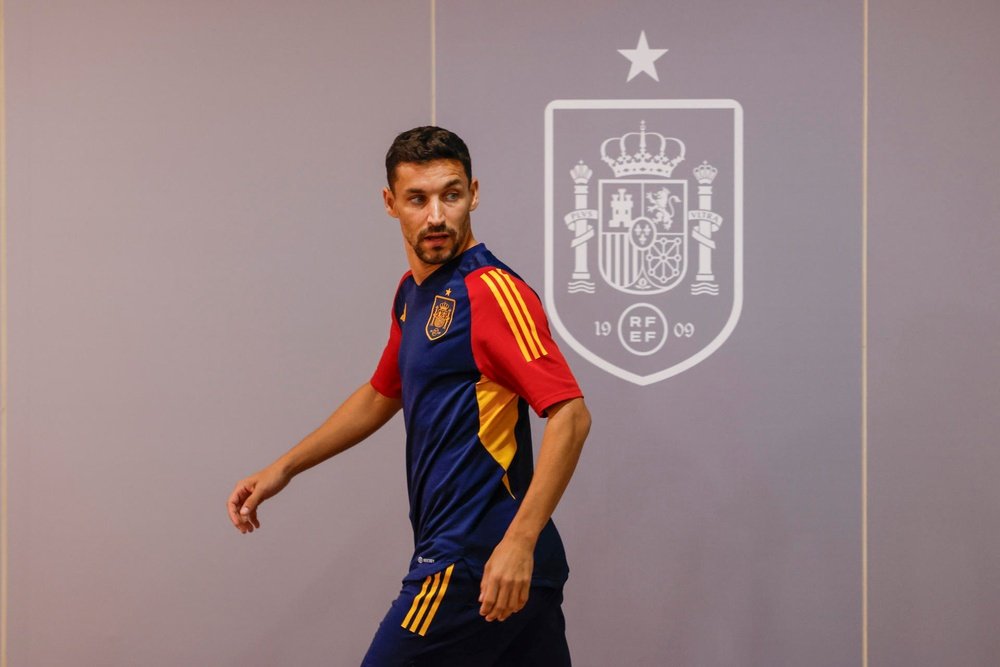 El defensa de la selección española Jesús Navas durante la rueda de prensa en Sevilla, en la víspera del encuentro de clasificación para la Eurocopa de 2024 ante Escocia en el estadio de La Cartuja. EFE/ Julio Muñoz