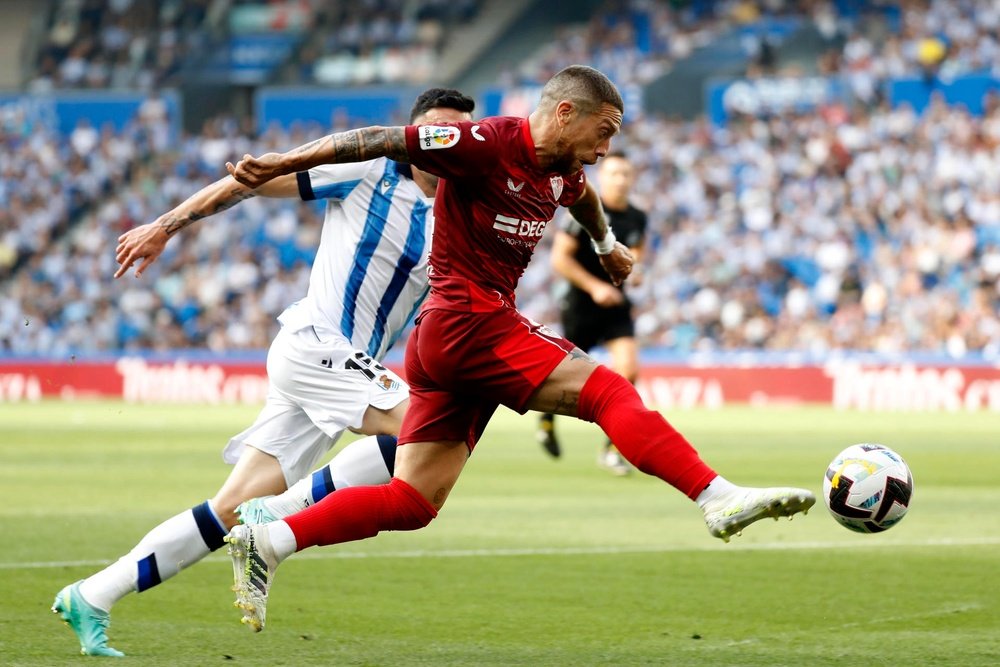 Papu Gómez, en una foto de archivo durante un partido con el Sevilla. EFE/Juan Herrero