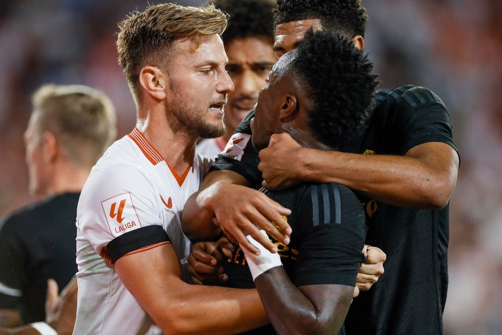 El centrocampista croata del Sevilla FC Ivan Rakiti? (i) y el delantero del Real Madrid, Vinicius Jr, durante un enfrentamiento en el partido de LaLiga que Sevilla FC y Real Madrid disputaRON en el estadio Ramón Sánchez Pizjuán. EFE/ José Manuel Vidal