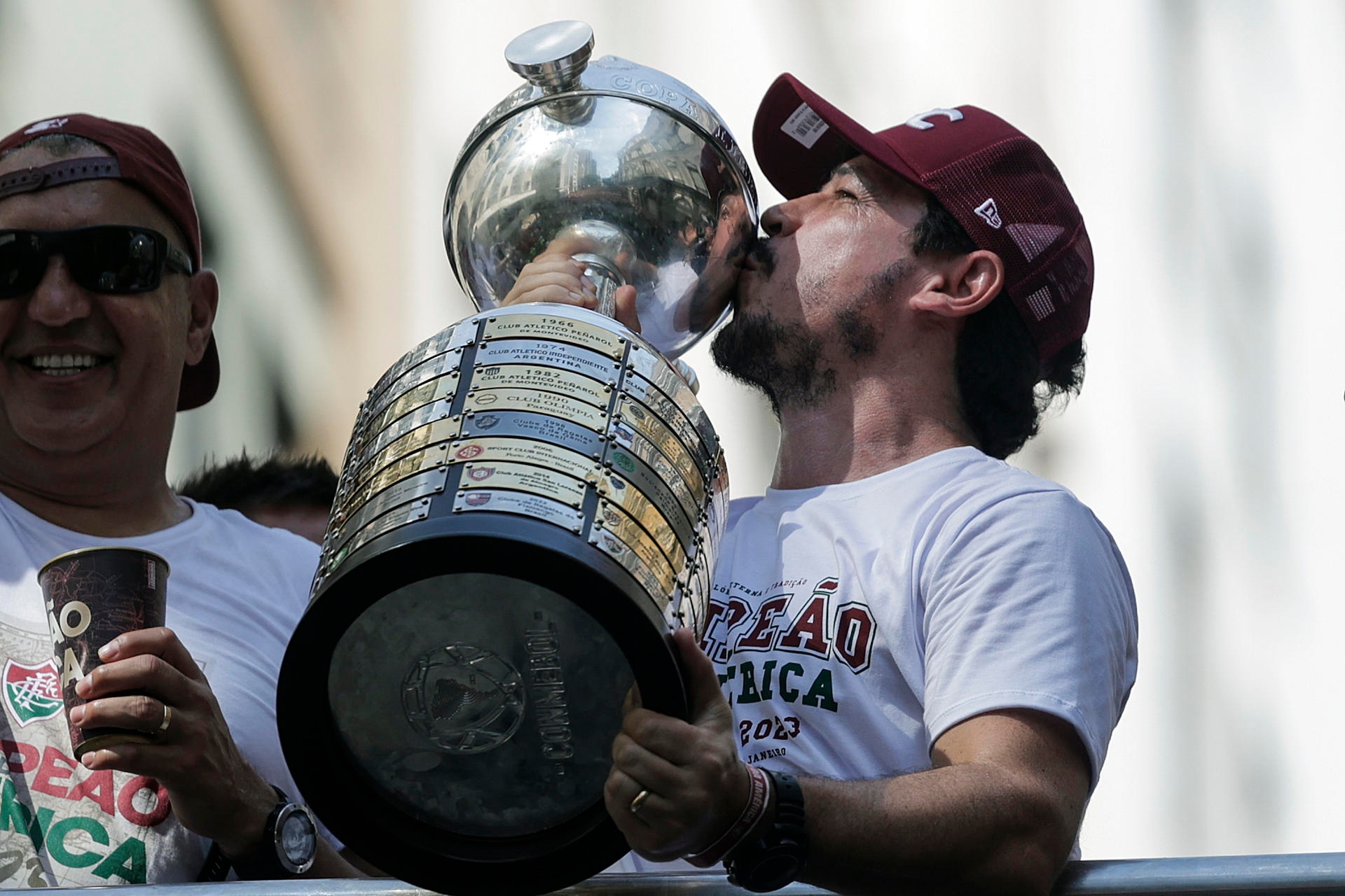 Fernando Diniz beija o troféu da Libertadores, em foto de arquivo. EFE