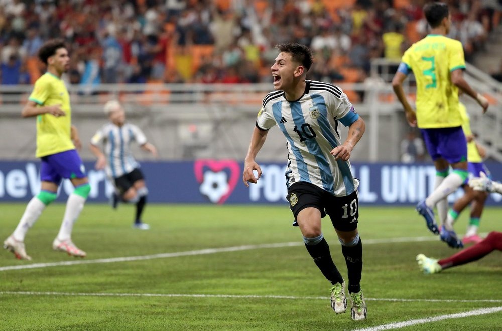 L'Argentine écrase le Brésil grâce à un triplé d'Echeverri. EFE