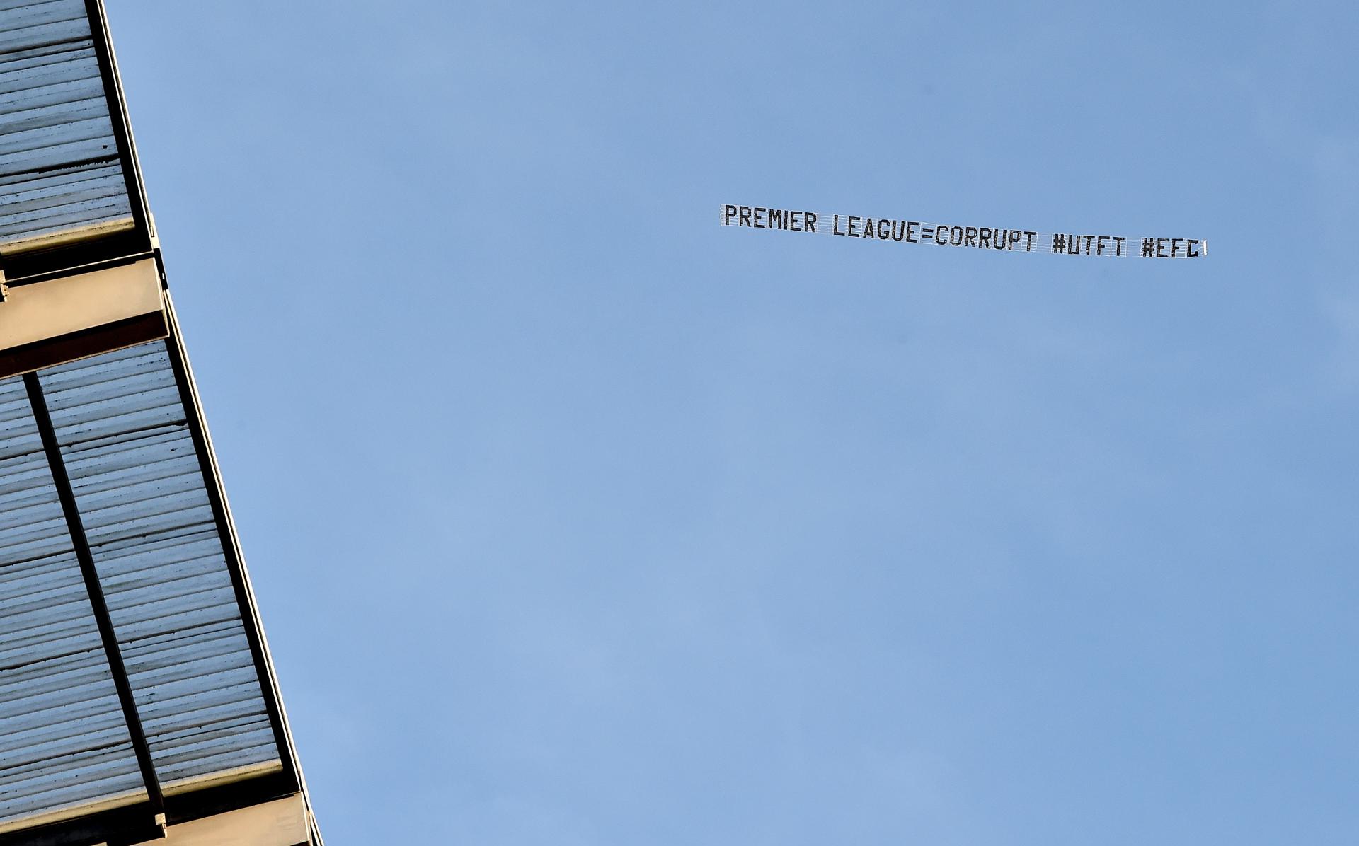 Les supporteurs d'Everton ont utilisé un avion pour protester contre la Premier League
