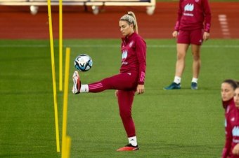 A Seleção Espanhola informou que a jogadora Alexia Putellas deixará a concentração da 'La Roja'. A atacante do Barcelona sentiu novamente problemas no joelho esquerdo após realizar os testes pertinentes.