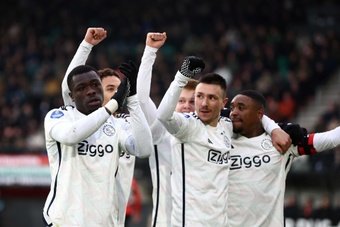 Après sept matchs sans victoire en championnat, l'Ajax Amsterdam continue sa remontée au classement avec un 5e succès en 6 journées, mercredi, à Waalwijk dans un match qui n'a duré que 10 minutes après son interruption le 30 septembre dernier.