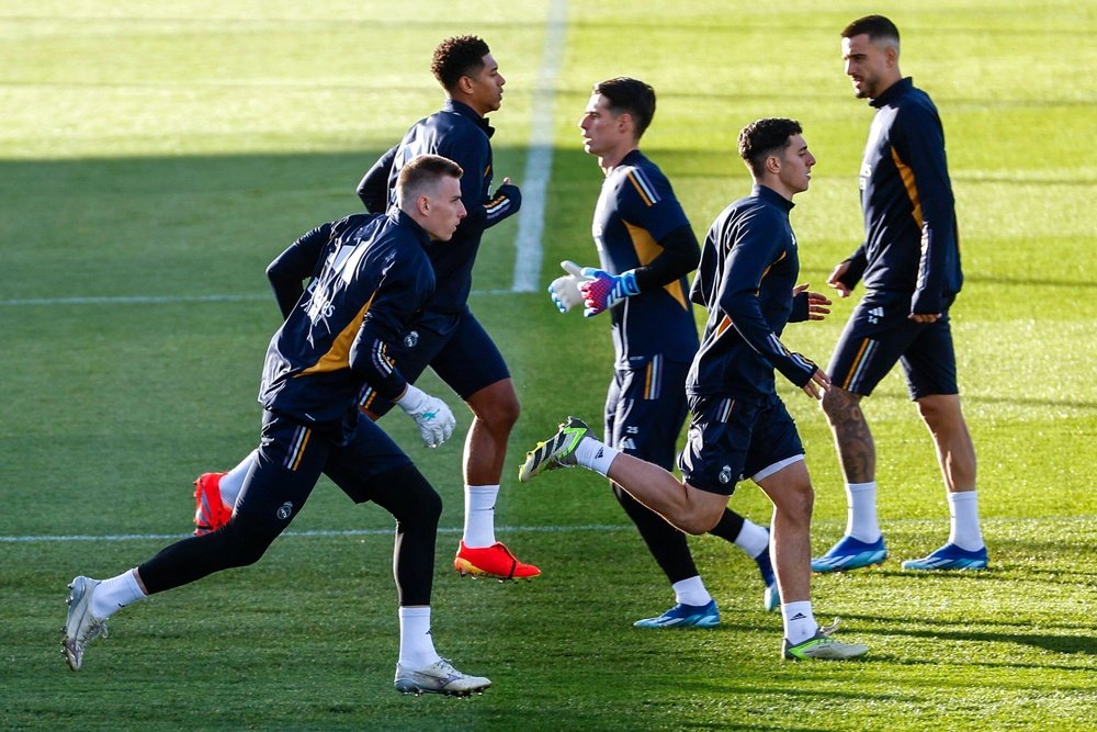 Lunin was absent from Madrid's training session due to fever. EFE