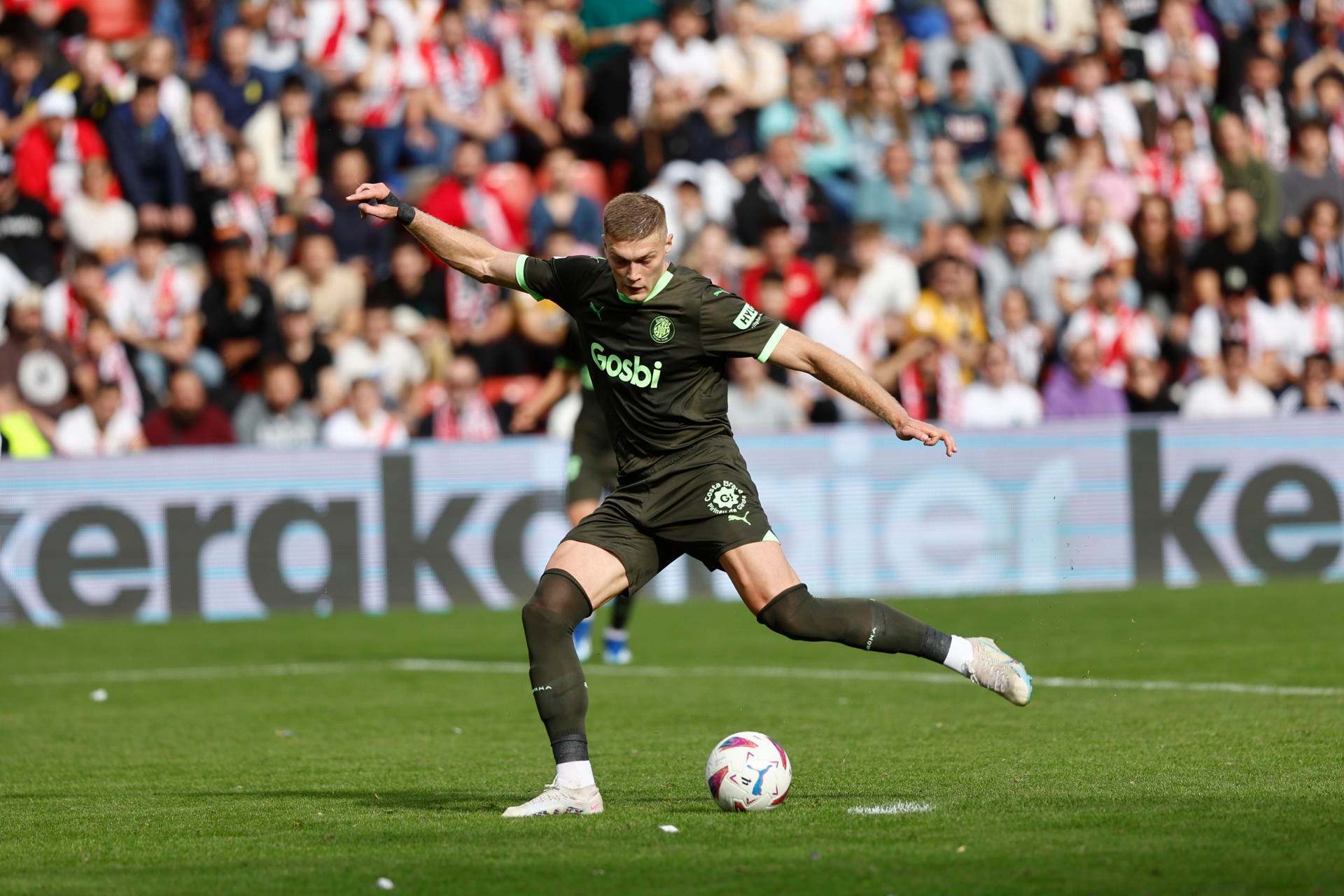 Artem Dovbyk could join Atletico in the summer. EFE