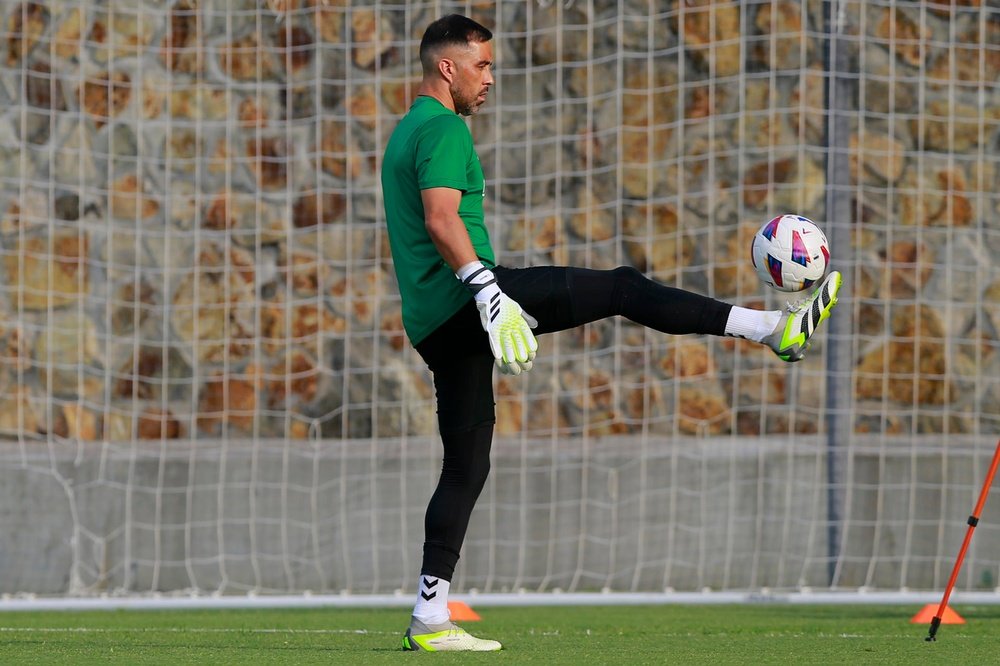 Fotografía de archivo del guardameta chileno del Real Betis, Claudio Bravo, en un entrenamiento del equipo. EFE/ Francisco Guasco
