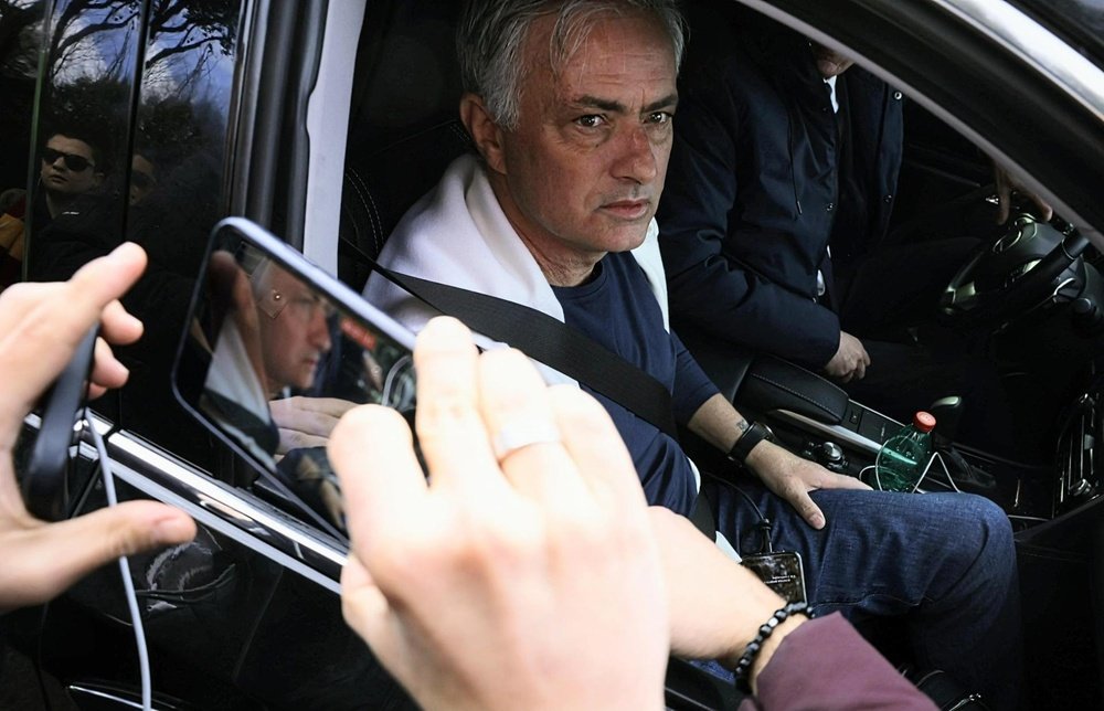 Mourinho sigue a la Roma desde lejos. EFE