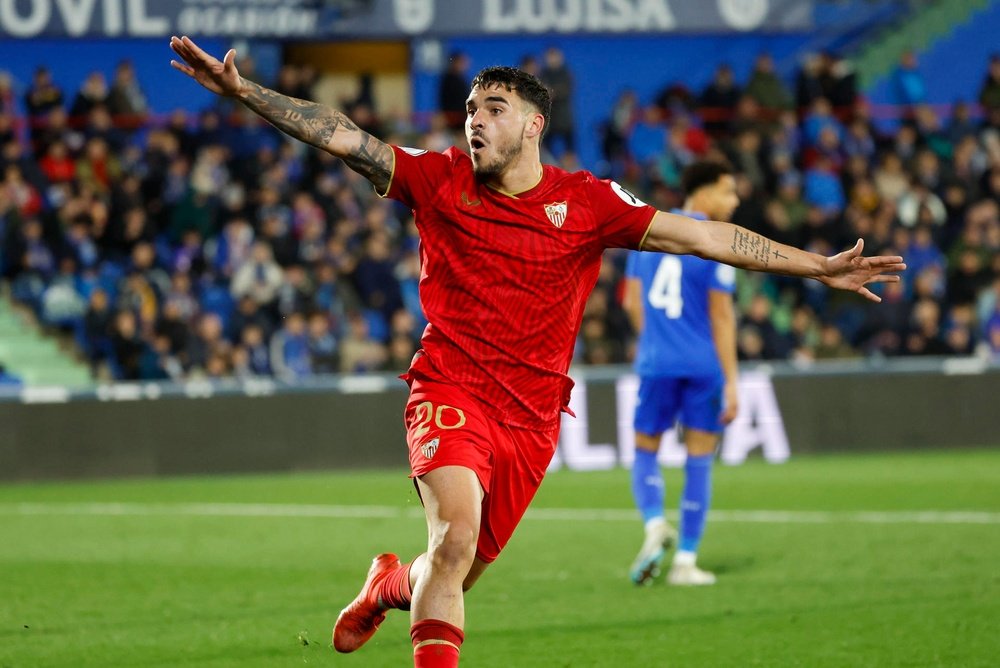 El delantero del Sevilla, Isaac Romero, celebra con sus compañeros tras marcar su segundo gol, el 1-3, durante el encuentro de octavos de final de Copa del Rey entre el Getafe CF y el Sevilla FC en el Estadio Coliseum en Getafe, Madrid. EFE/ Mariscal
