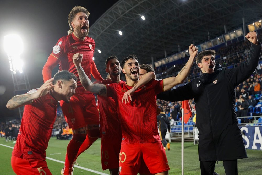 El delantero del Sevilla, Isaac Romero (c), celebra con sus compañeros tras marcar su segundo gol, el 1-3, durante el encuentro de octavos de final de Copa del Rey entre el Getafe CF y el Sevilla FC este martes en el Estadio Coliseum en Getafe, Madrid. EFE/ Mariscal