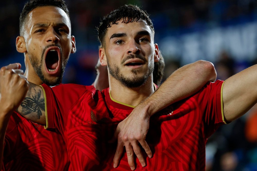 El delantero del Sevilla, Isaac Romero, celebra tras marcar su segundo gol, el 1-3, durante el encuentro de octavos de final de Copa del Rey entre el Getafe CF y el Sevilla FC en el Estadio Coliseum en Getafe, Madrid. EFE/ Mariscal
