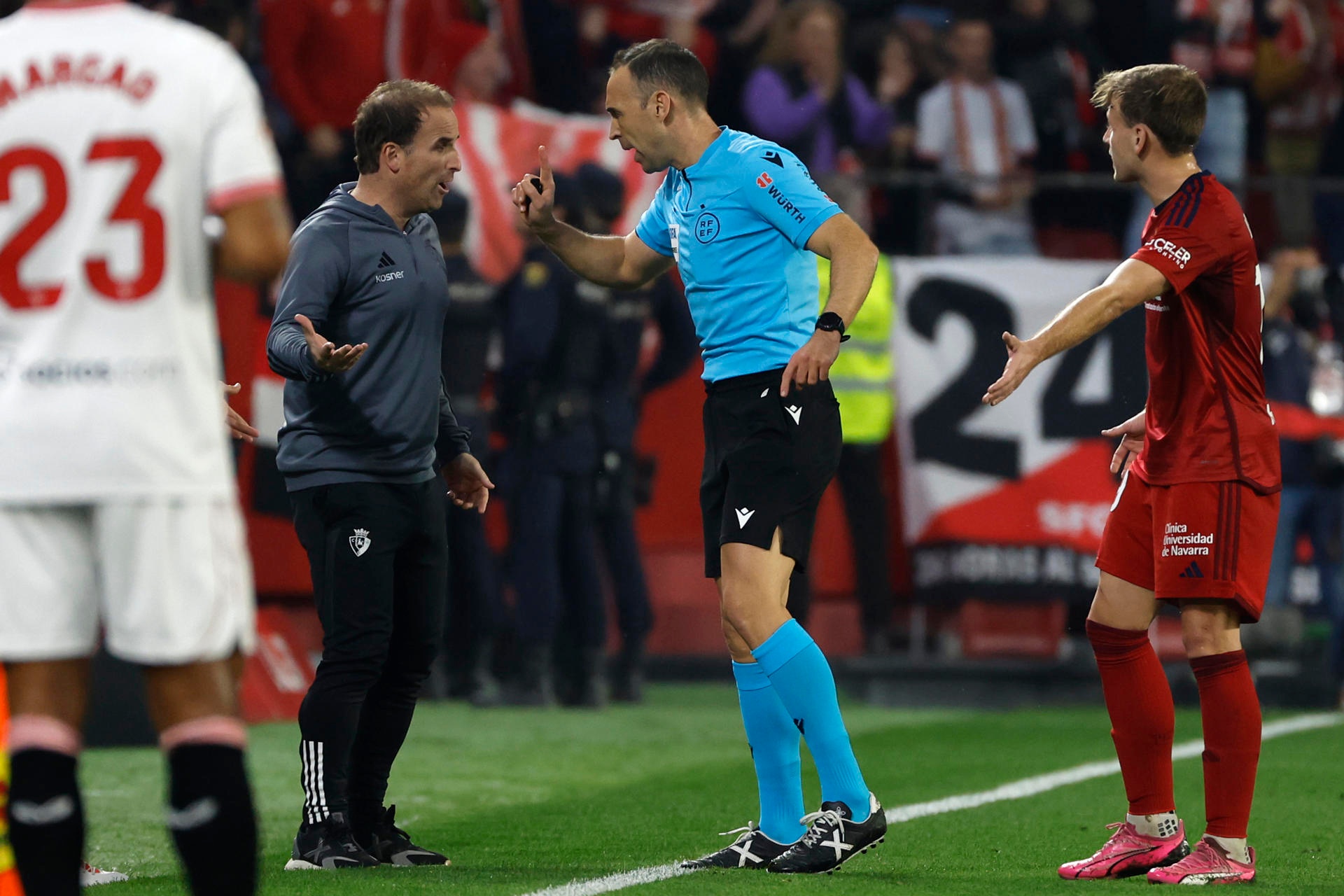 Jagoba Arrasate (i), entrenador del Osasuna, y el árbitro Cuadra Fernández (c) discuten en la banda tras el primer gol del Sevilla durante el partido de la Jornada 22 de LaLiga en el estadio Sánchez Pizjuán. EFE/ Julio Muñoz