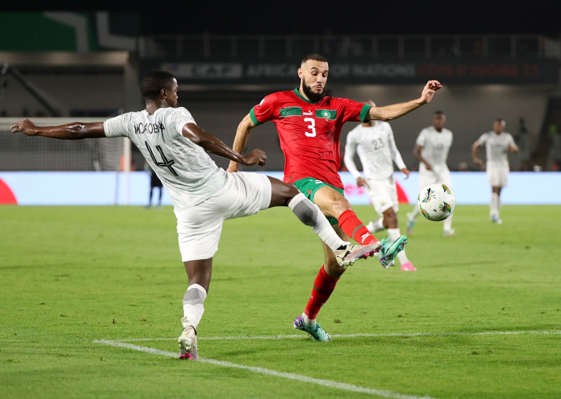 Mazraoui fue baja con Marruecos. EFE/Archivo